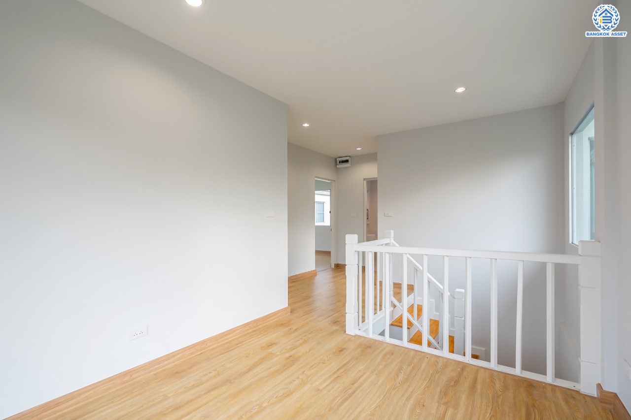 บ้านมือสองตกแต่งใหม่ แบรนด์ L&H ม.พฤกษ์ลดา ติวานนท์-ราชพฤกษ์ เนื้อที่ 52.6 ตร.ว. ฟังก์ชัน 3 ห้องนอน 2 ห้องน้ำ จอดรถได้ 2 คัน บนทำเลติดใหญ่ ถนน 345 ต่อเนื่อง ถ.ราชพฤกษ์ เชื่อมต่อหลายเส้นทาง ใกล้ทางด่วน "ศรีสมาน"